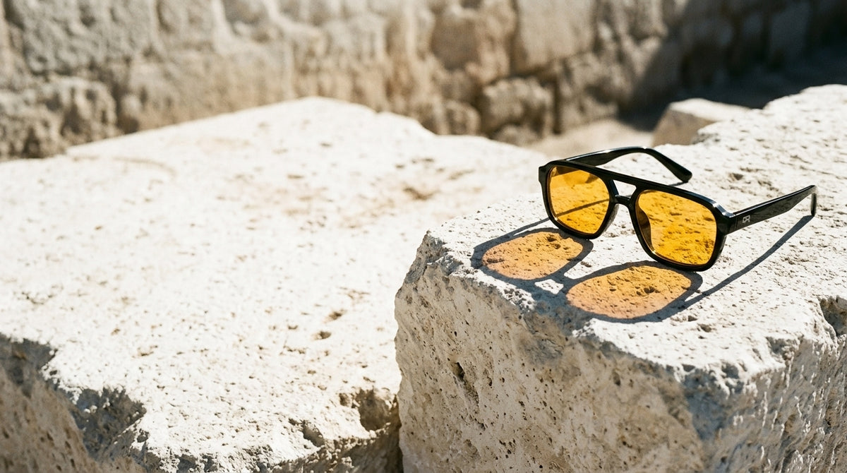 Gafas Turin de lunas ámbar sobre sillar al sol