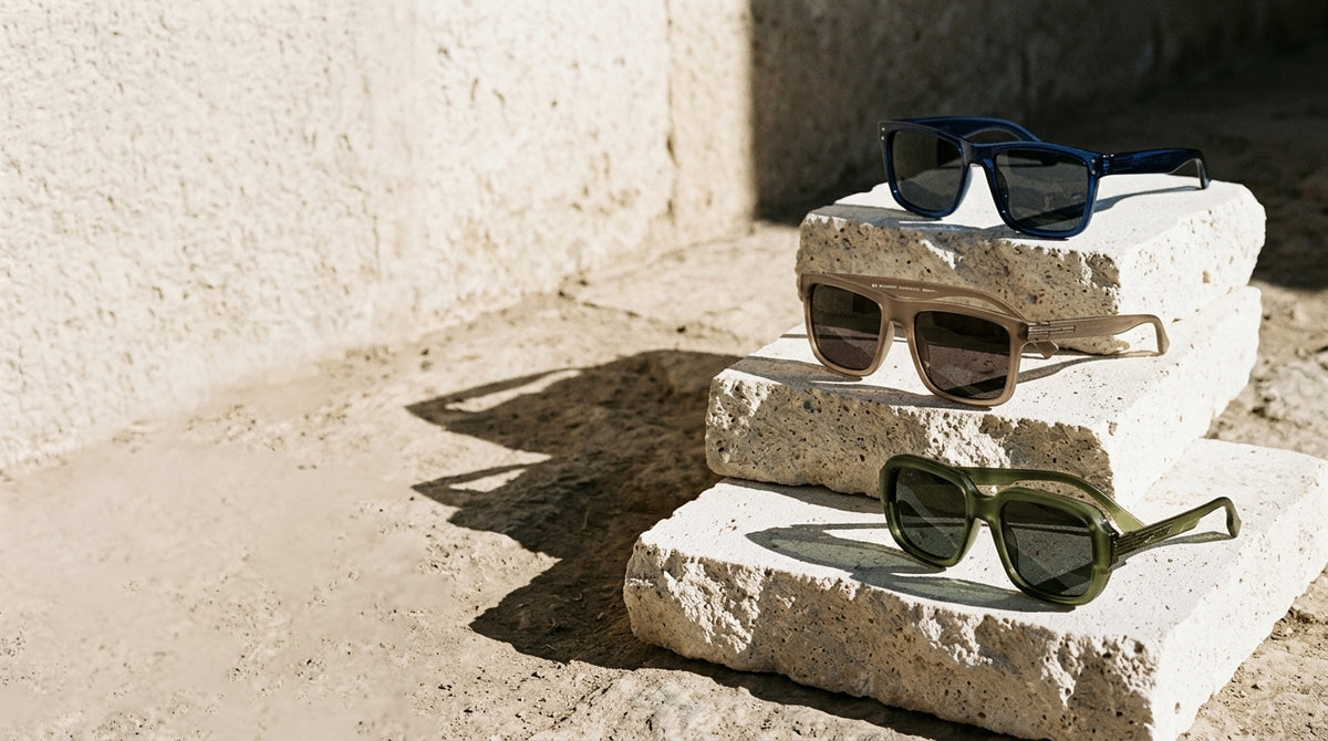 Tres gafas Bandi escalonadas sobre bloques de sillar al sol